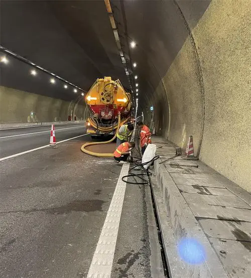 昭通隧道排水渠清淤